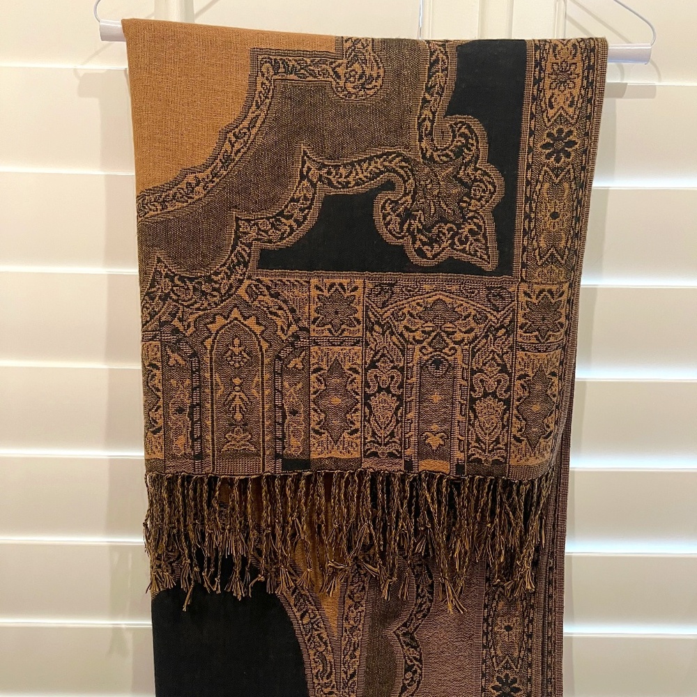 Women's Pashmina Wrap - Great Shape!